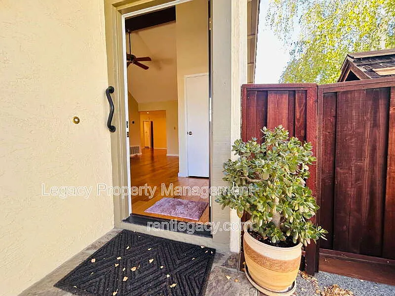 3 bed, 2.0 bath, 1506 sqft, $3,850 — Photo 2