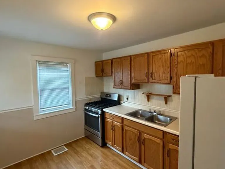 20 N Pine St — Photo 4