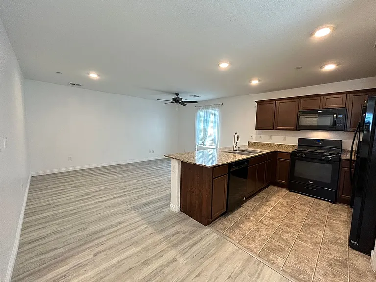 4552 Dover Straight St — Photo 4