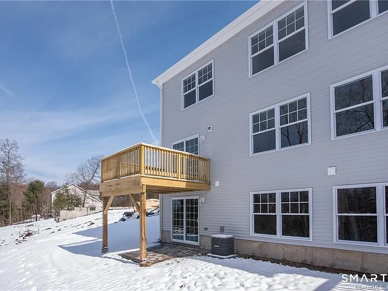 28 Woodside Dr — Photo 3