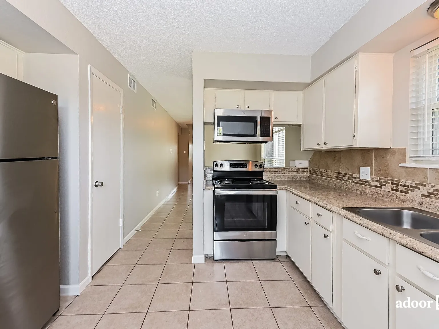 3 bed, 2.0 bath, 1388 sqft, $1,795 — Photo 3