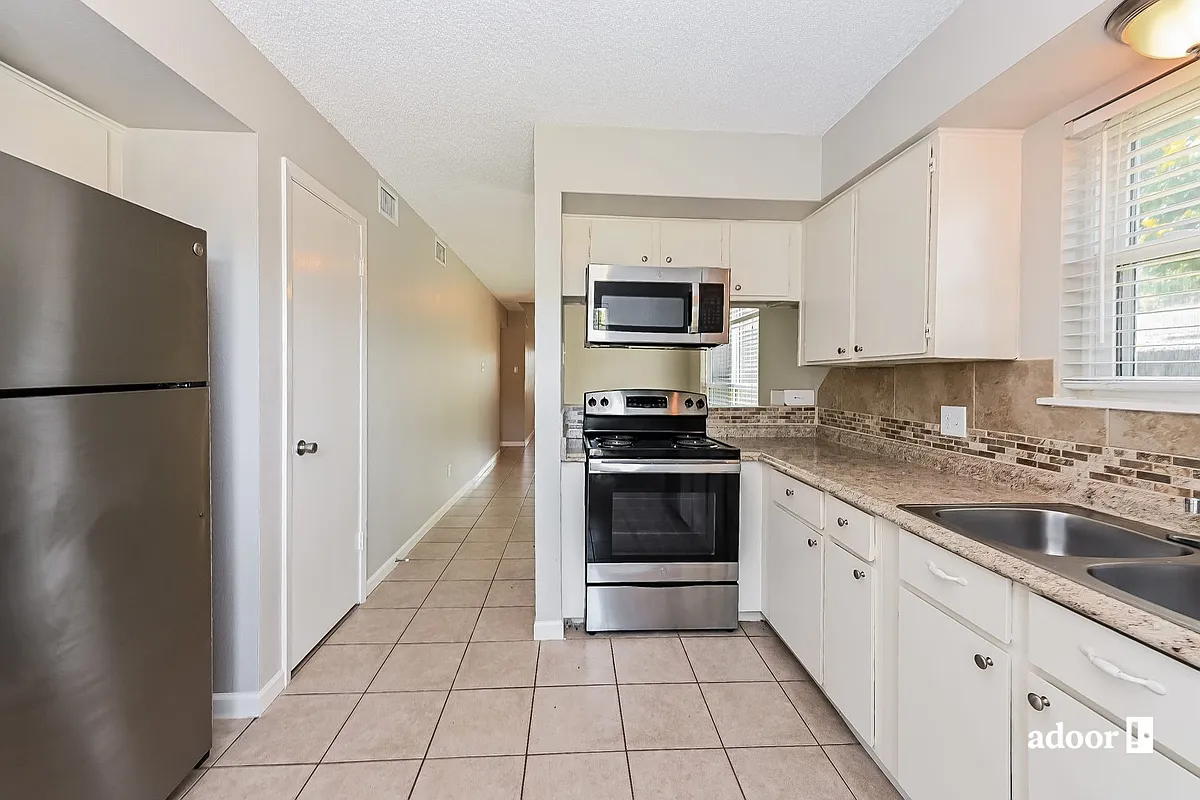 Building Photo - 2809 Stonehedge Dr