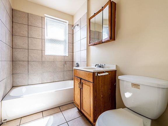 8001 S Carpenter St Apartments Chicago Bathroom_01