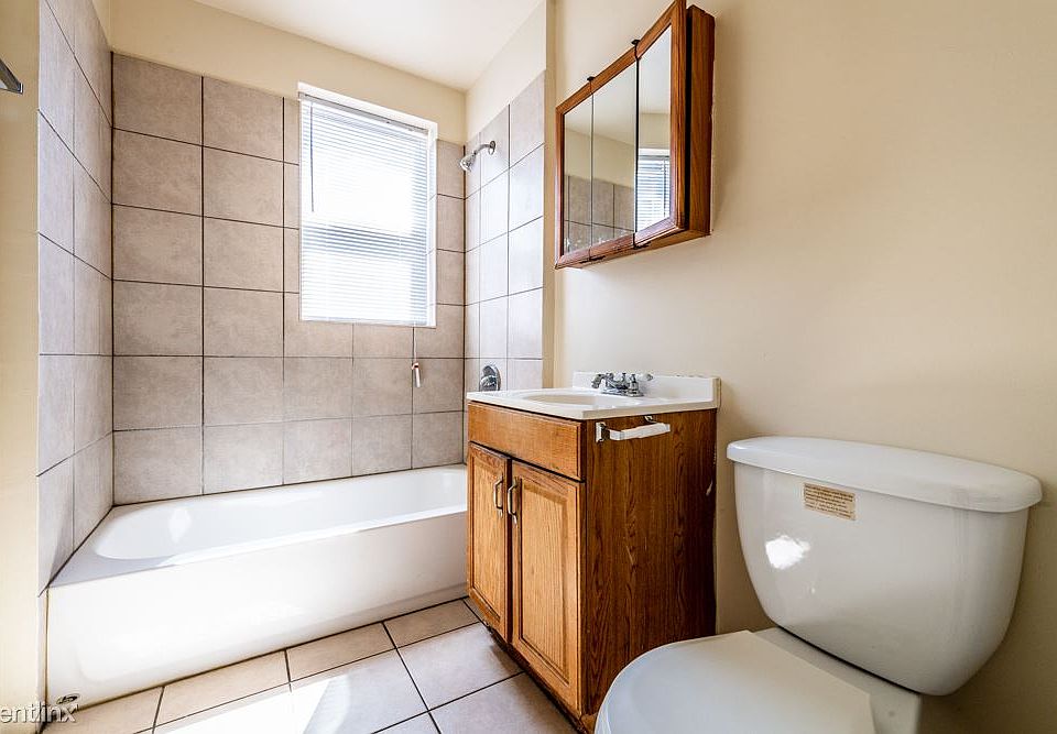 8001 S Carpenter St Apartments Chicago Bathroom_01