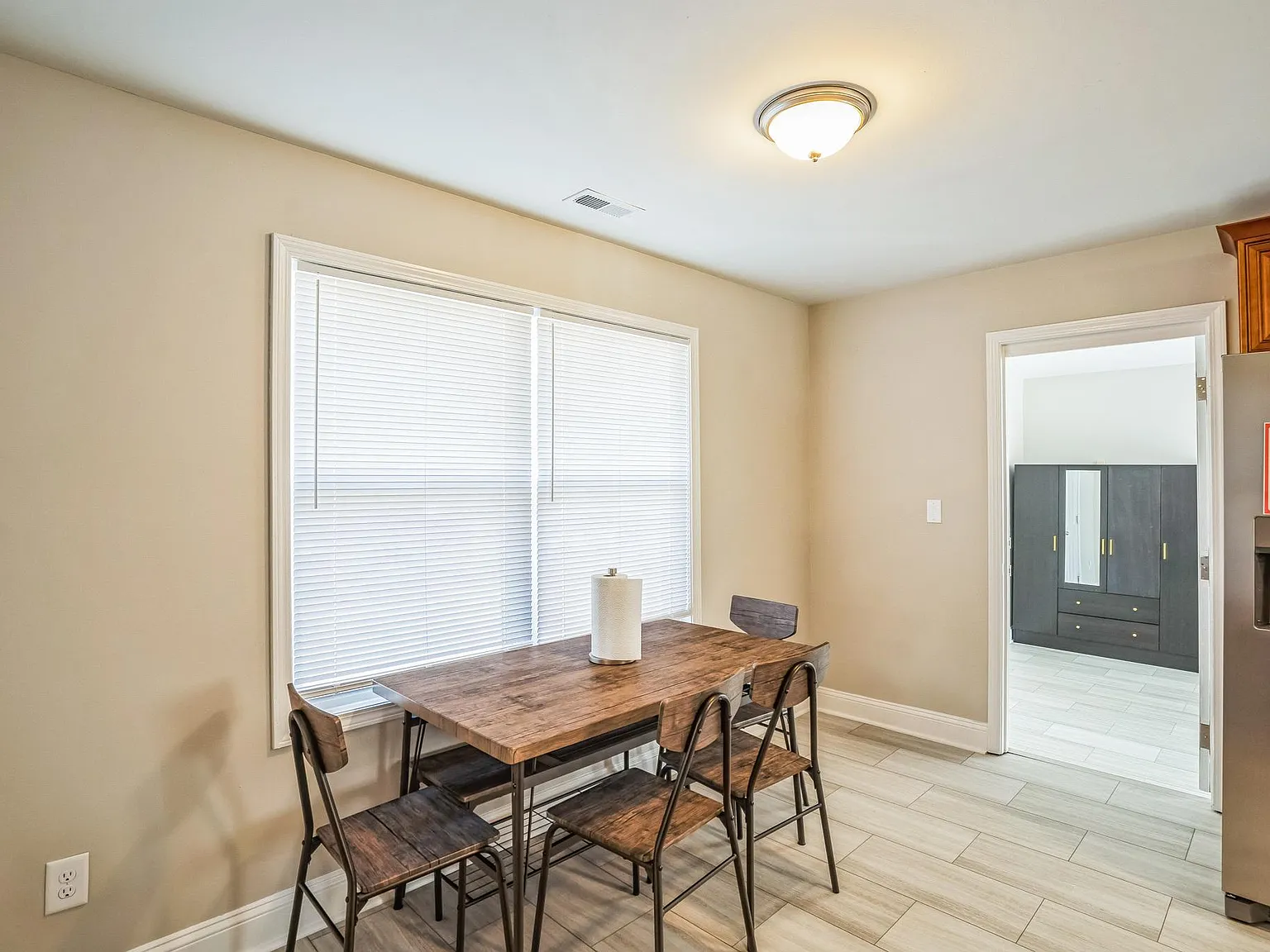 4 bed, 2.0 bath, 1582 sqft, $901 — Photo 3