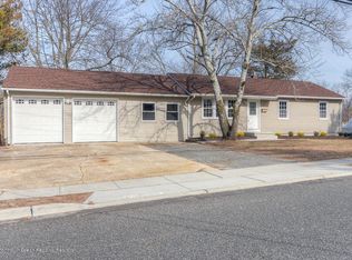 8 Hampton Rd, Howell, NJ 07731