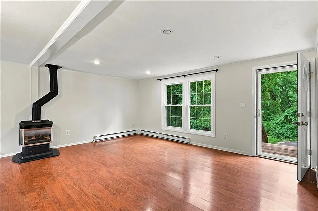 3 bed, 1.0 bath, 1144 sqft, $2,950 — Photo 4