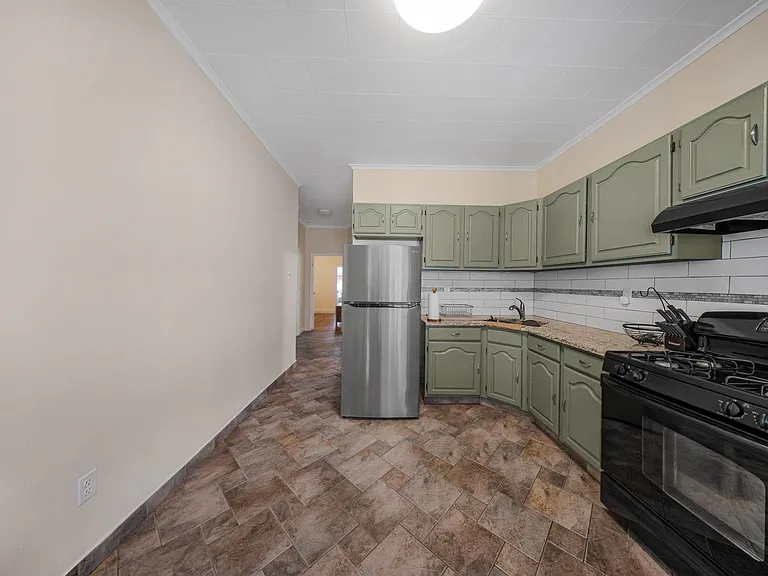 152 W 9th St #1 — Photo 25