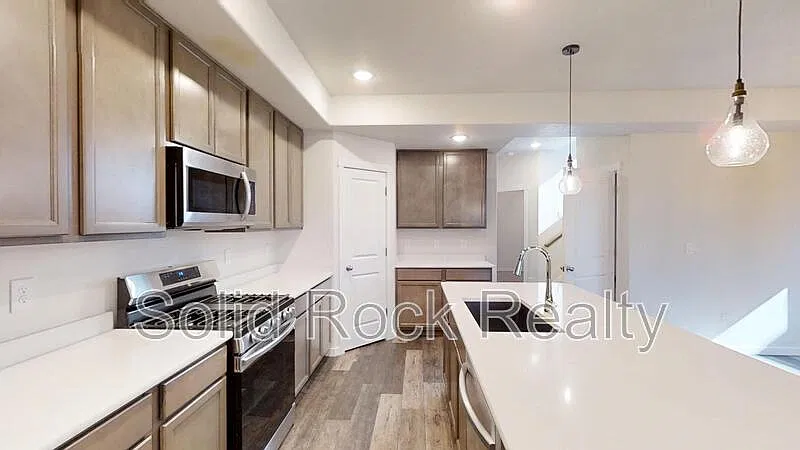 4 bed, 4.0 bath, 3143 sqft, $2,950 — Photo 4