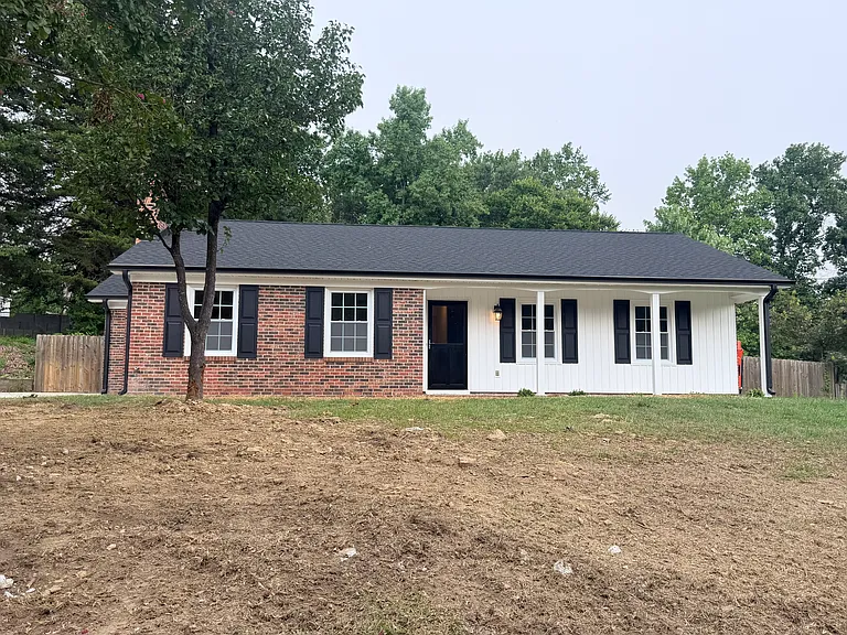 705 Lakecrest Ave — Photo 1
