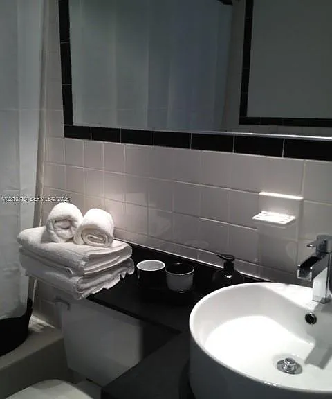 1127 Euclid Ave #205 — Photo 6