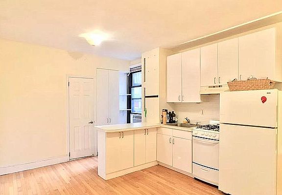 3rd image of 306 W 93rd St #31