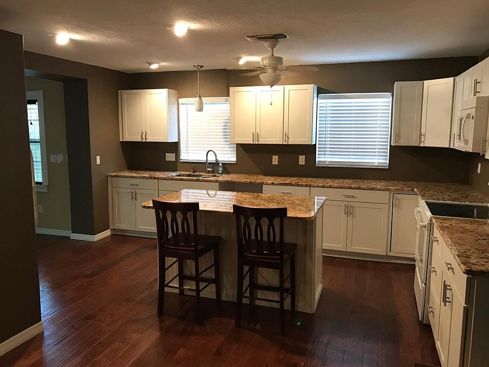 1st image of 2912 Forest Ln