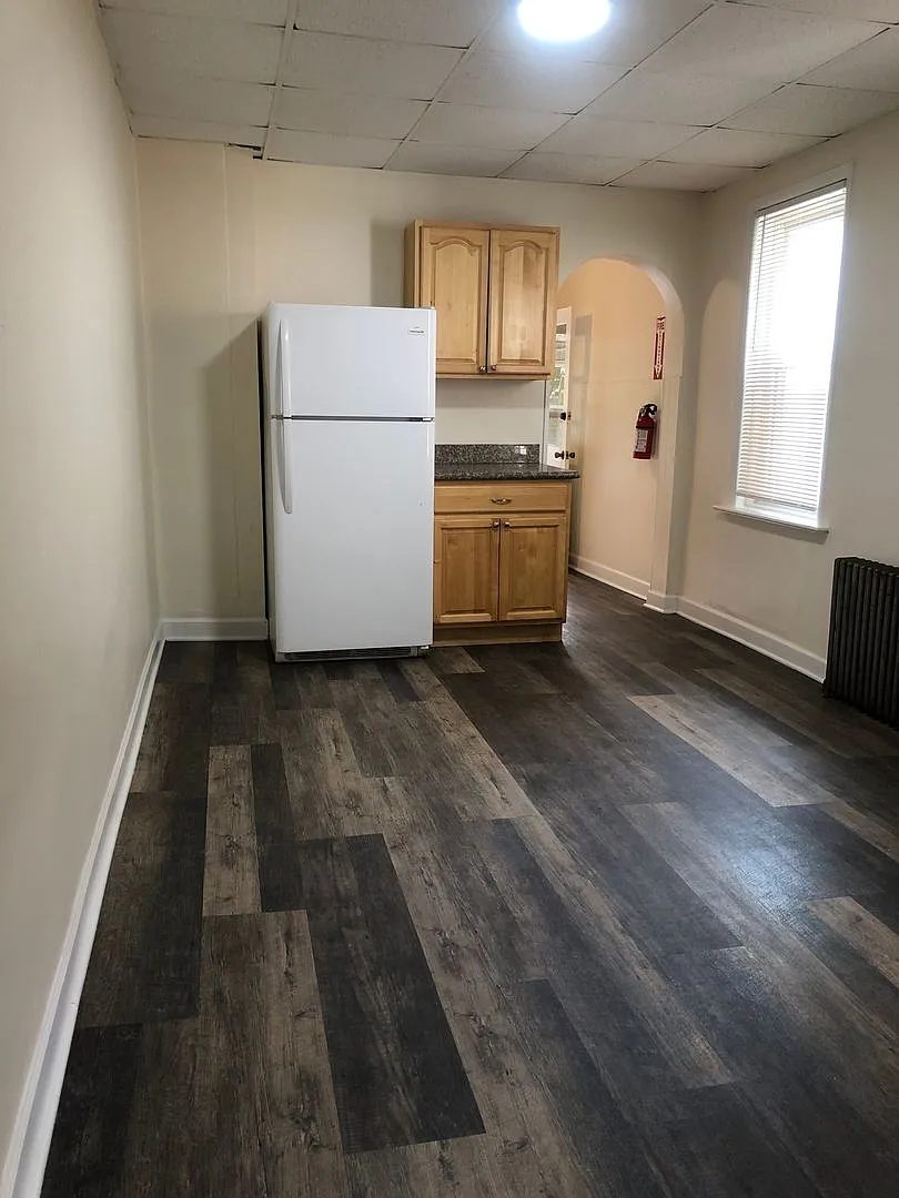 Great Home! 4 Bedroom House with Spacious Living Area! Full Basement for Storage! W/D Hook-ups! Y... — Photo 4