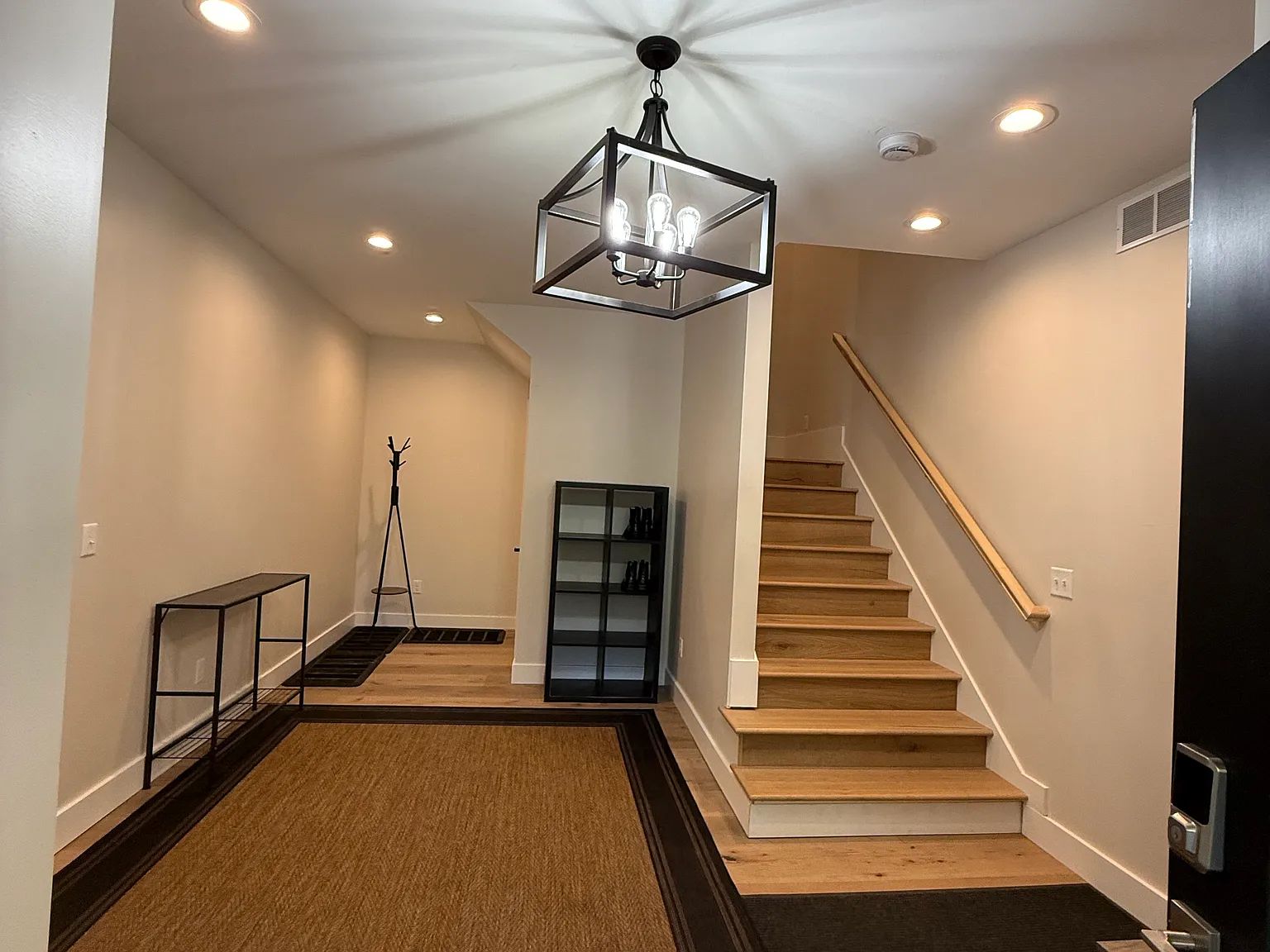 4 bed, 2.5 bath, 2000 sqft, $6,200 — Photo 3