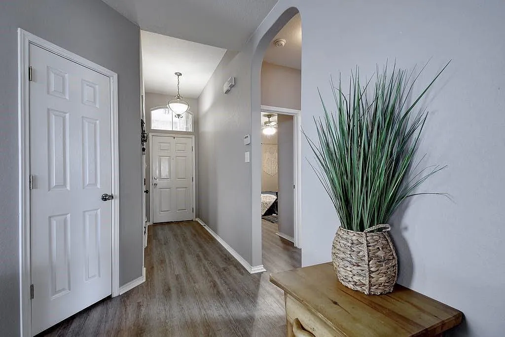 3 bed, 2.0 bath, 1581 sqft, $1,725 — Photo 2