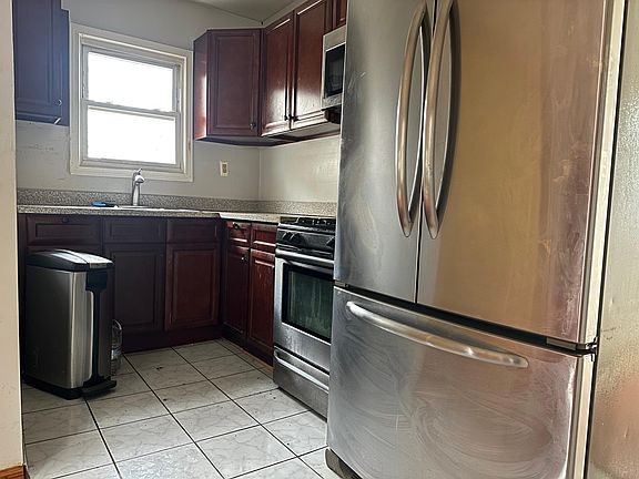 3rd image of 21520 106th Ave Floor 2