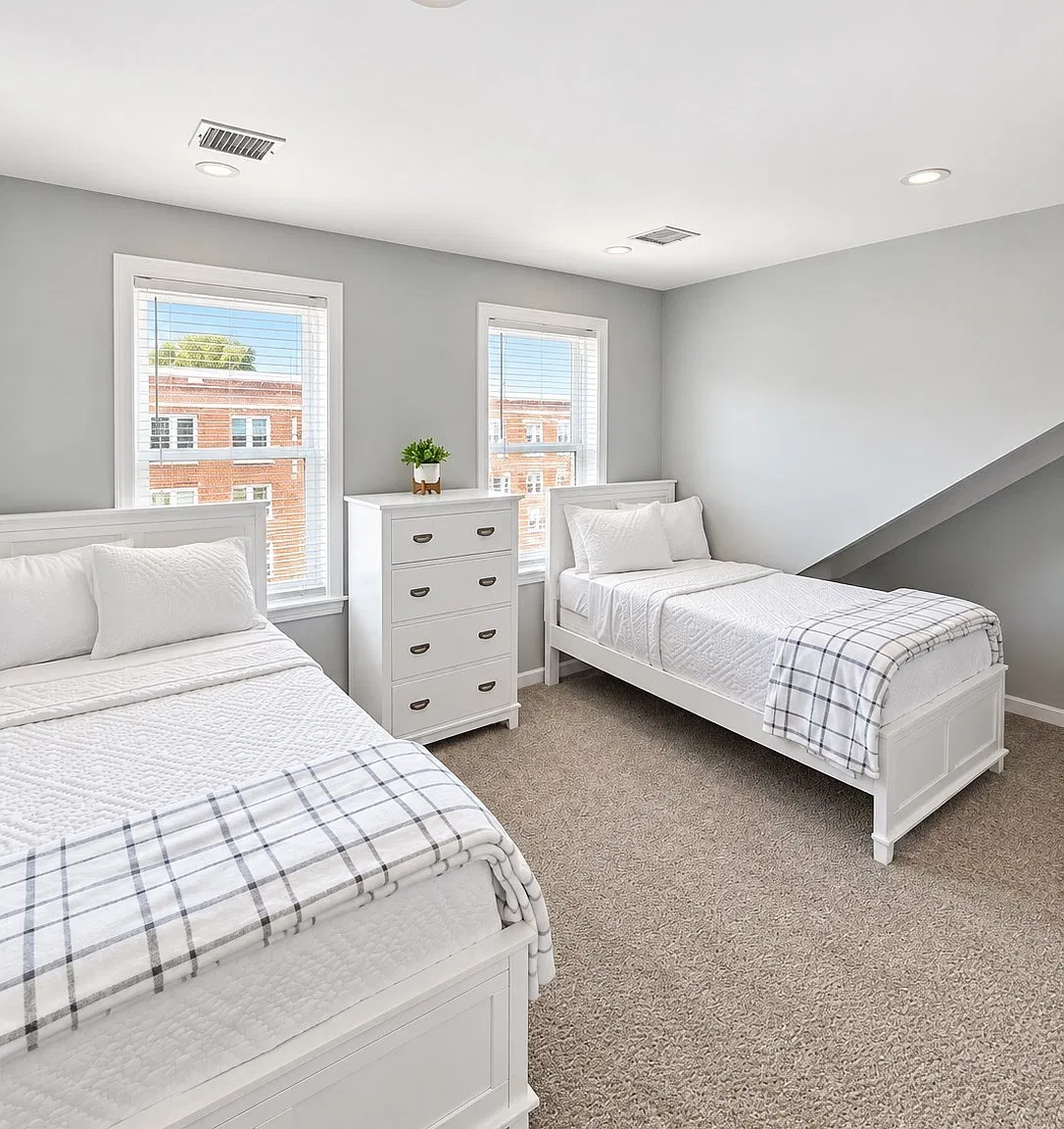 3 bed, 1.0 bath, 1100 sqft, $3,500 — Photo 3