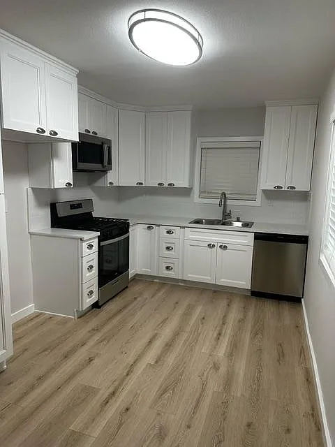 Building Photo - 10817 Huston St #1