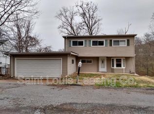 819 Oak Dr, Fenton, MO