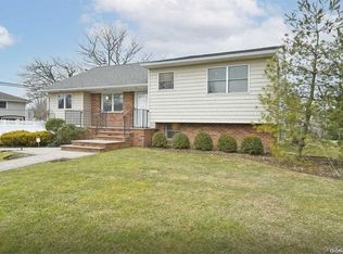 6 Patricia St, Plainview, NY 11803