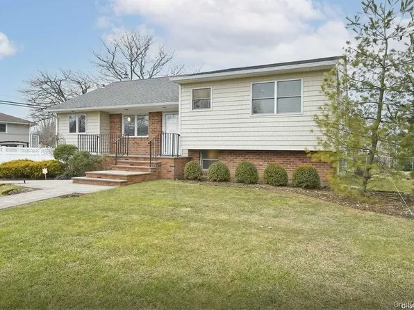 6 Patricia St, Plainview, NY 11803