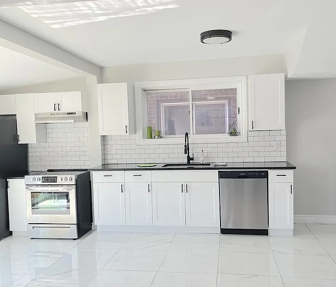 1677 Victoria Ave — Photo 11