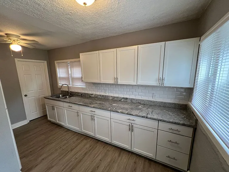 512 W Walnut St — Photo 6