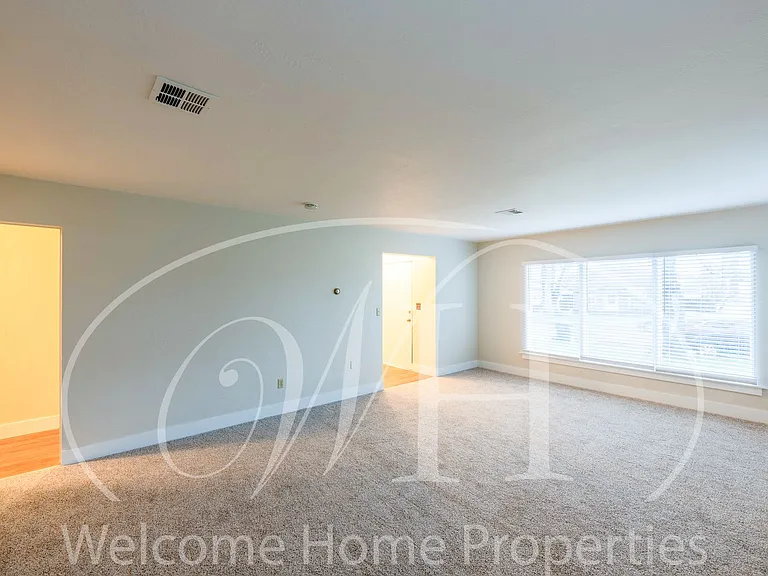 24 NE Ash Ave — Photo 7