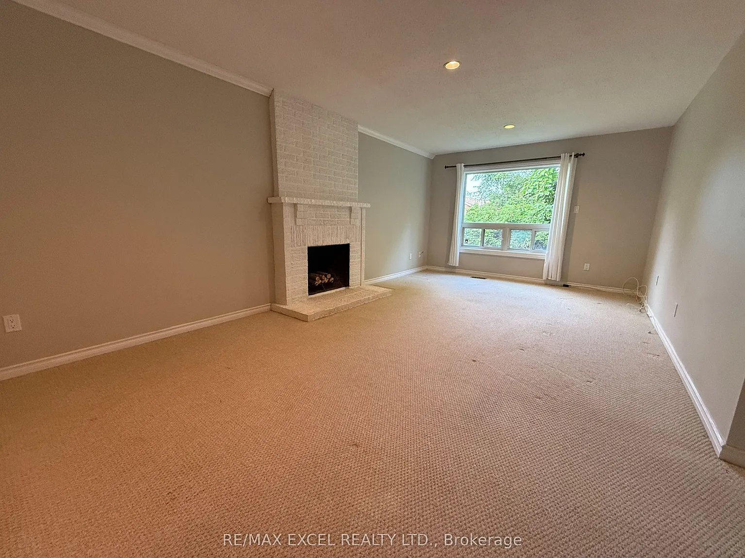 3 bed, $1,900 — Photo 2