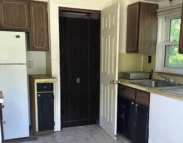 17870 Dresden St — Photo 3