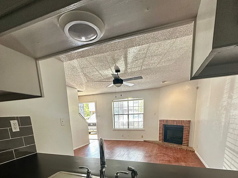 716 W Mulberry St #18 — Photo 5