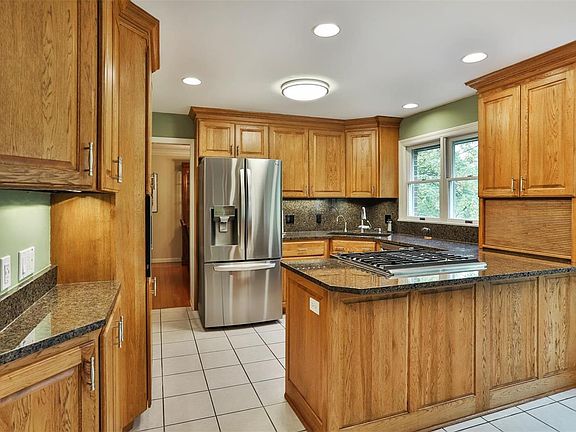 5th image of 529 Cross Green Ln