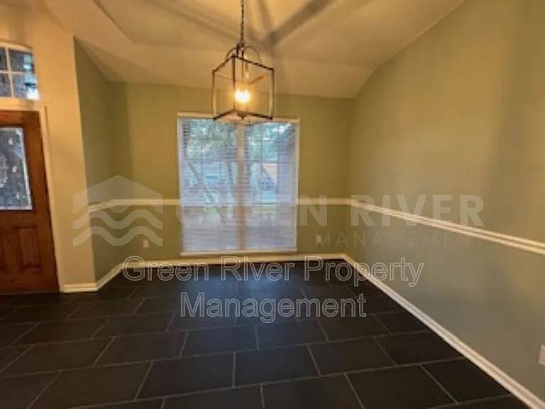 1559 Lakeway Dr — Photo 3