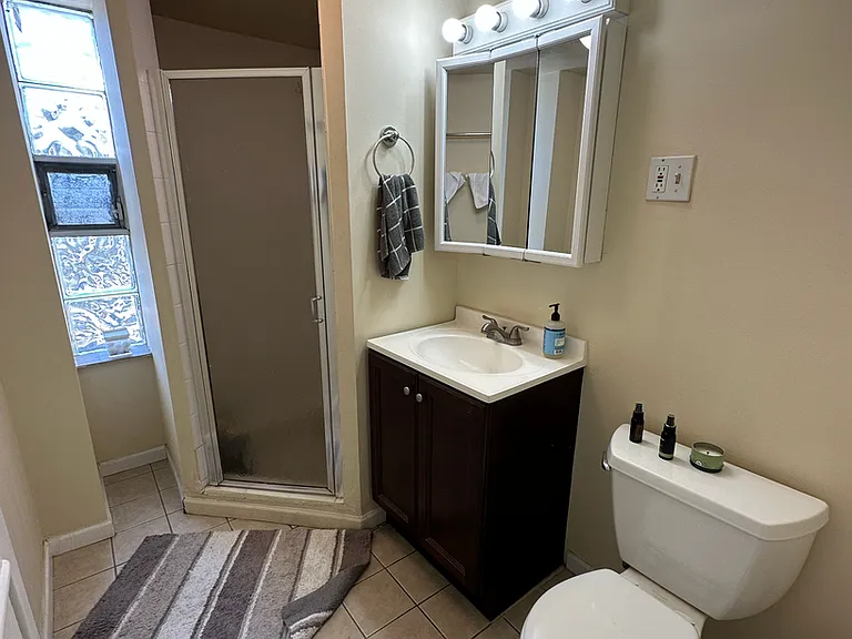 2711 N Kenmore Ave — Photo 3