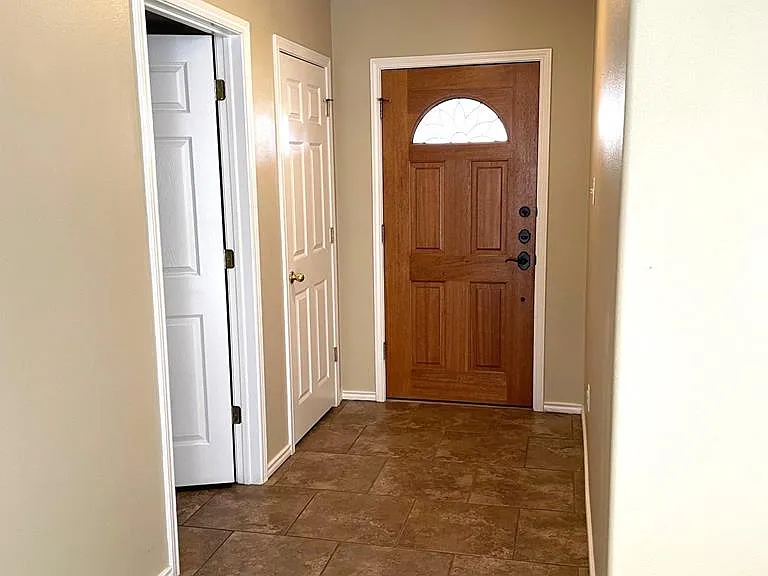 208 Coronado Cir — Photo 4