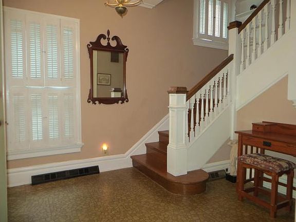 4th image of 641 Montrose Ave