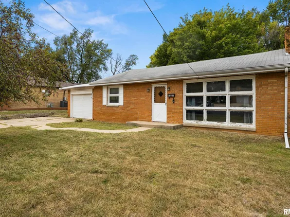 1307 Forest Dr, Pekin, IL 61554