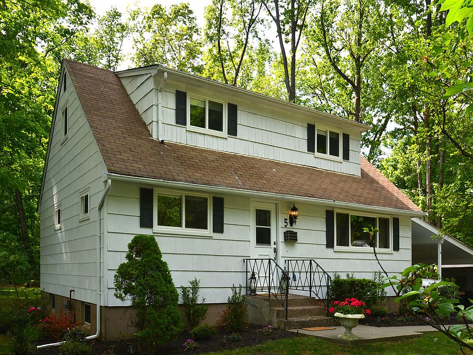 1st image of 5 Burgundy Ln