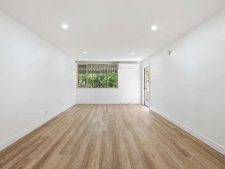 Encino Country Club Apartments — Photo 60
