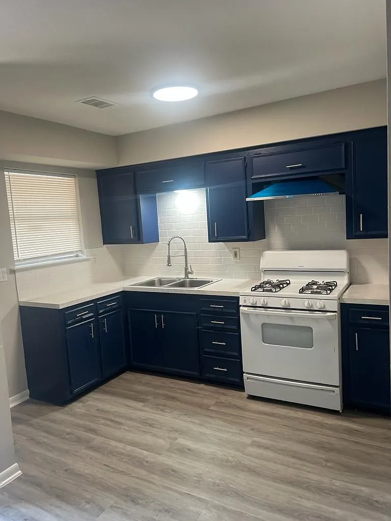1412 Avenue C — Photo 3