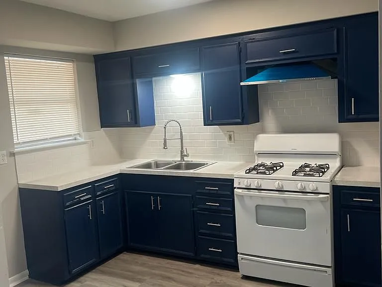 1412 Avenue C — Photo 3