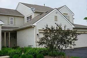 Large 3 Bedroom 2.1 Bath Townhome 2 car garage Neuqua Valley High School — Photo 1