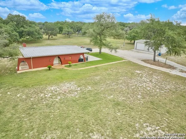 1115 HUMMINGBIRD LN, Adkins, TX 78101