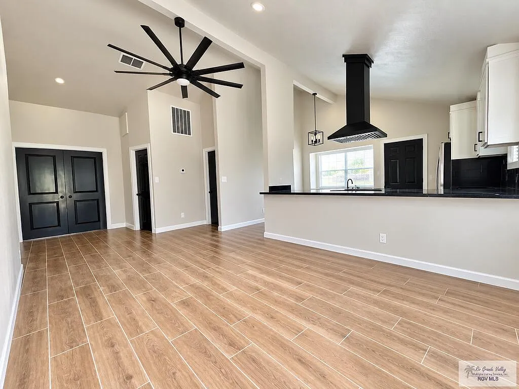 3 bed, 2.0 bath, 1110 sqft, $1,600 — Photo 2