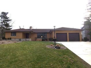 906 W Fairlawn Ln, Peoria, IL