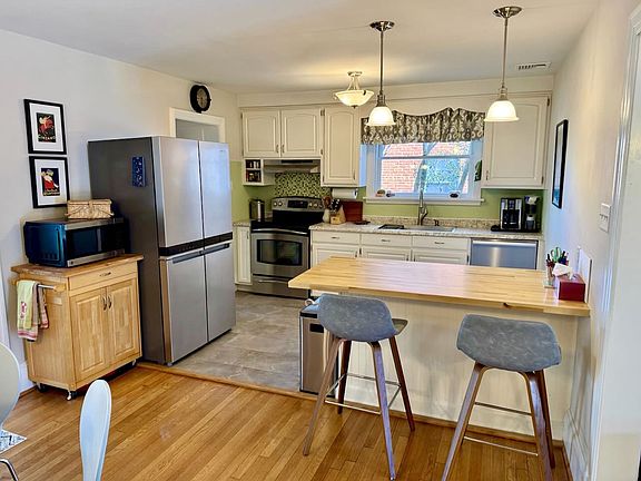 Updated kitchen with peninsula seating is fully stocked