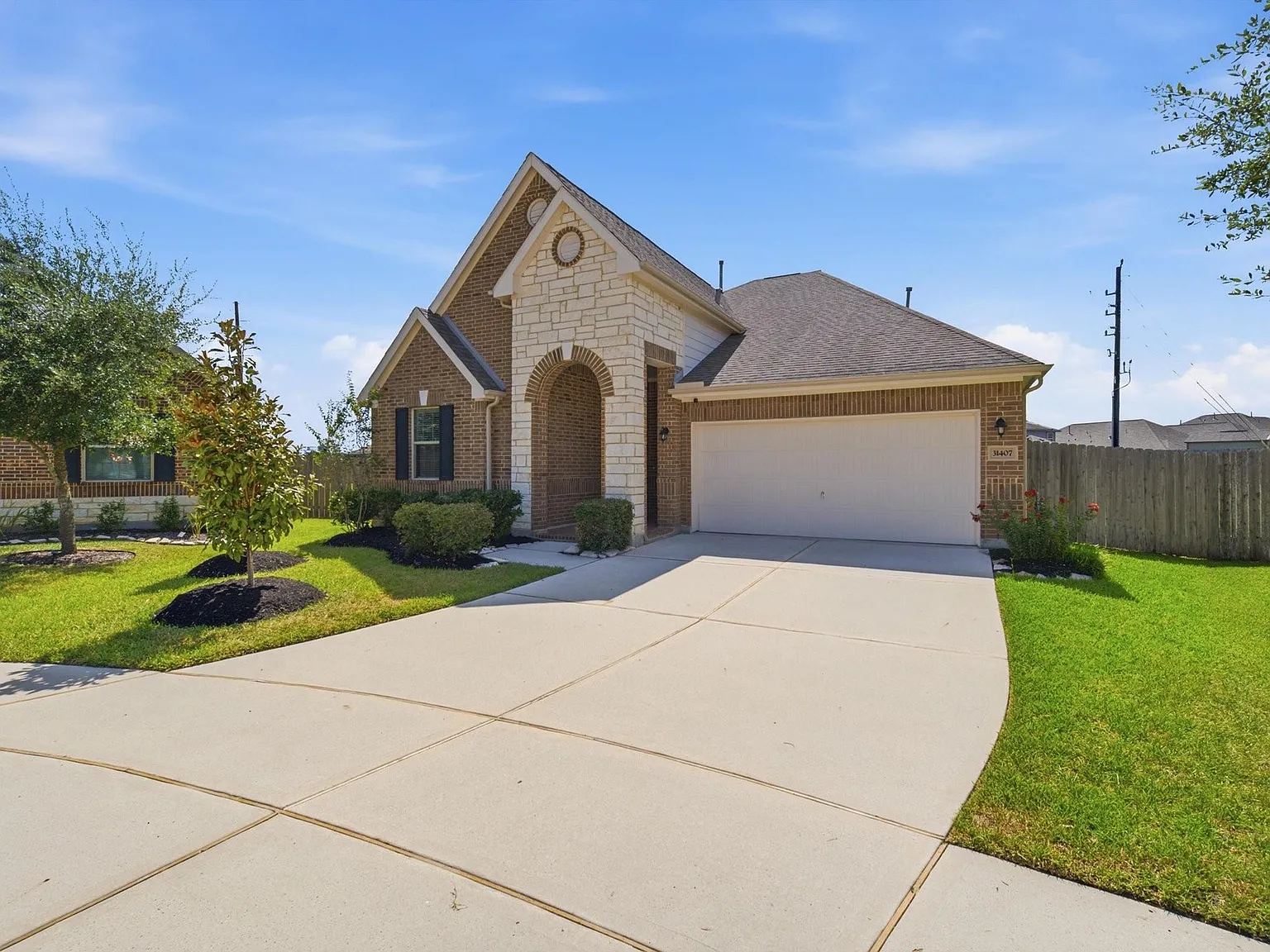 3 bed, 2.0 bath, 2113 sqft, $2,200 — Photo 2
