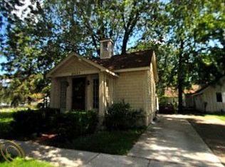 21927 Rosedale St, Saint Clair Shores, MI 48080