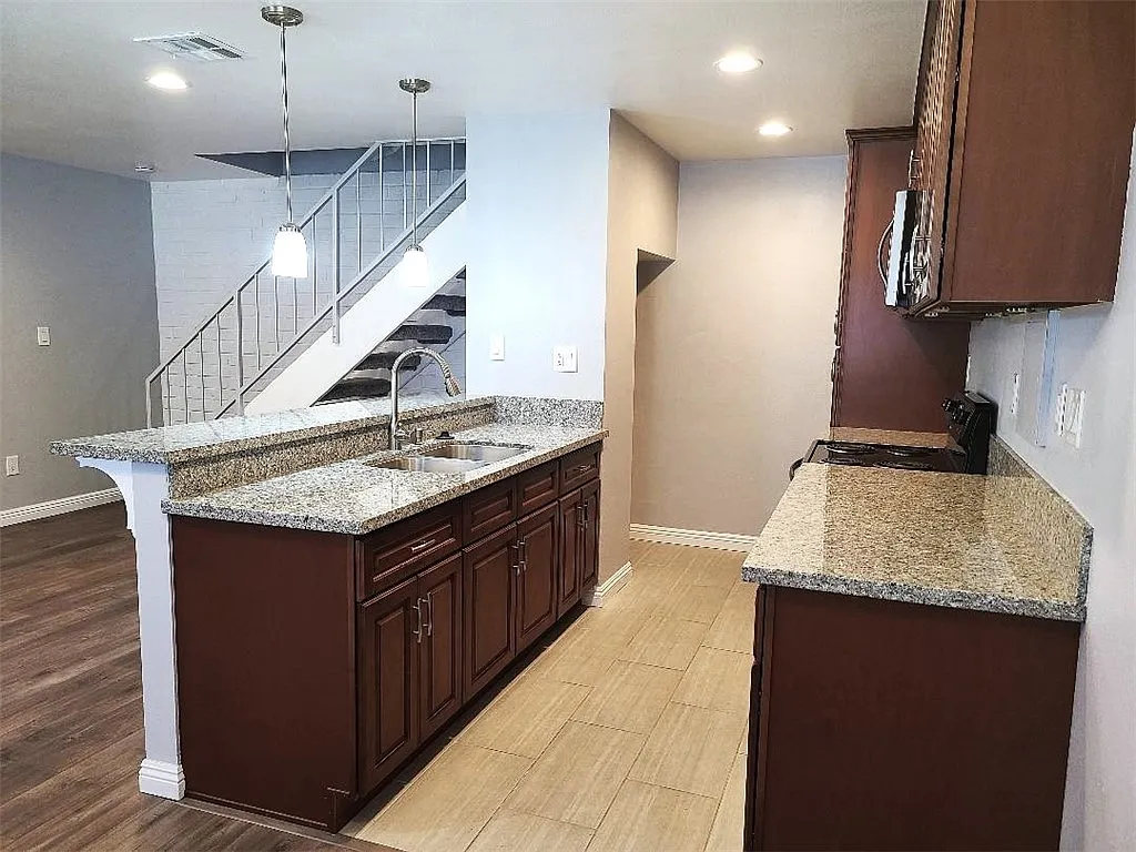 2 bed, 882 sqft, $2,495 — Photo 2